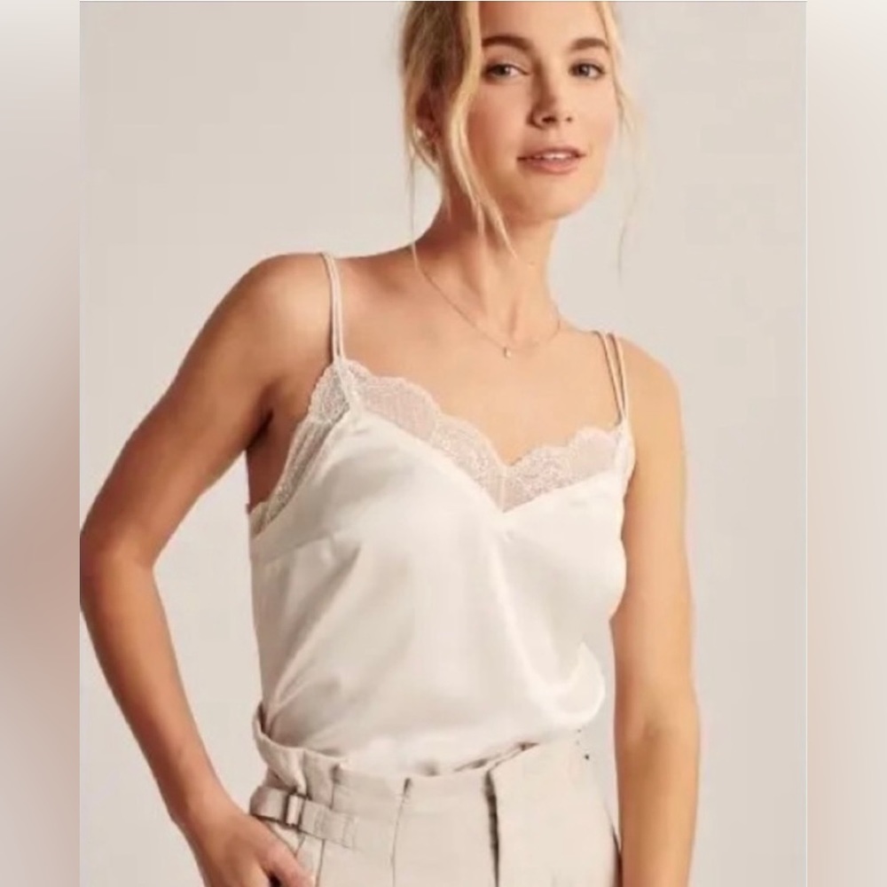 Never worn!!! Abercrombie & Fitch women’s medium silky white lacy tank top